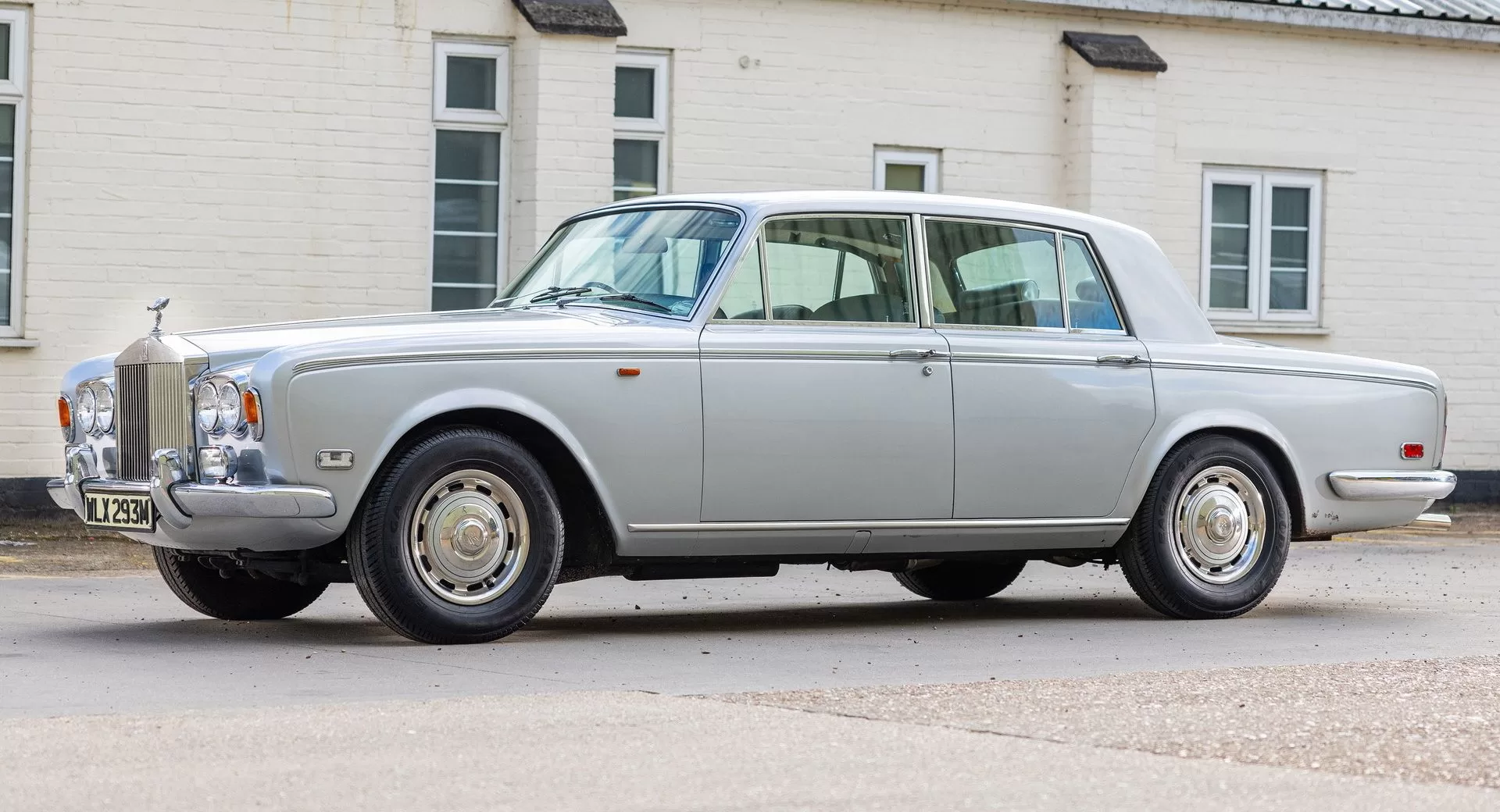 Freddie Mercury, lendário vocalista do Queen, possuía um Rolls-Royce Silver Shadow 1974 que refletia seu estilo extravagante e sua personalidade única.