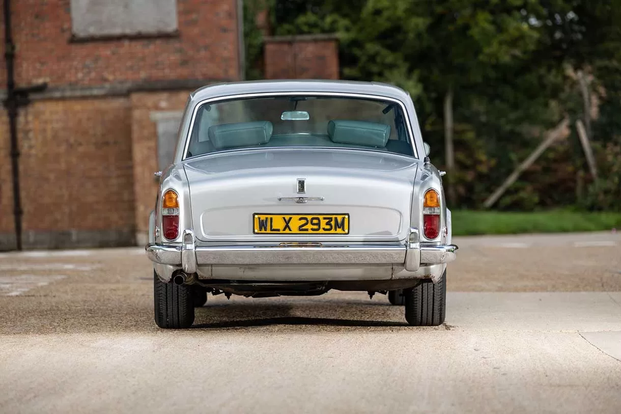 O Silver Shadow de Freddie Mercury será leiloado pela RM Sotheby, proporcionando aos fãs e colecionadores uma oportunidade única de possuir um pedaço da história da música.