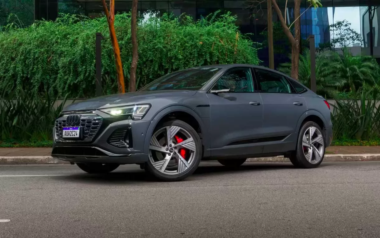 Este SUV elétrico entrega potência emocionante com seus motores elétricos dianteiro e traseiro. Com 408 cv de potência combinada e uma autonomia de 342 km, o Audi Q8 E-tron Sportback é uma verdadeira proeza de engenharia.