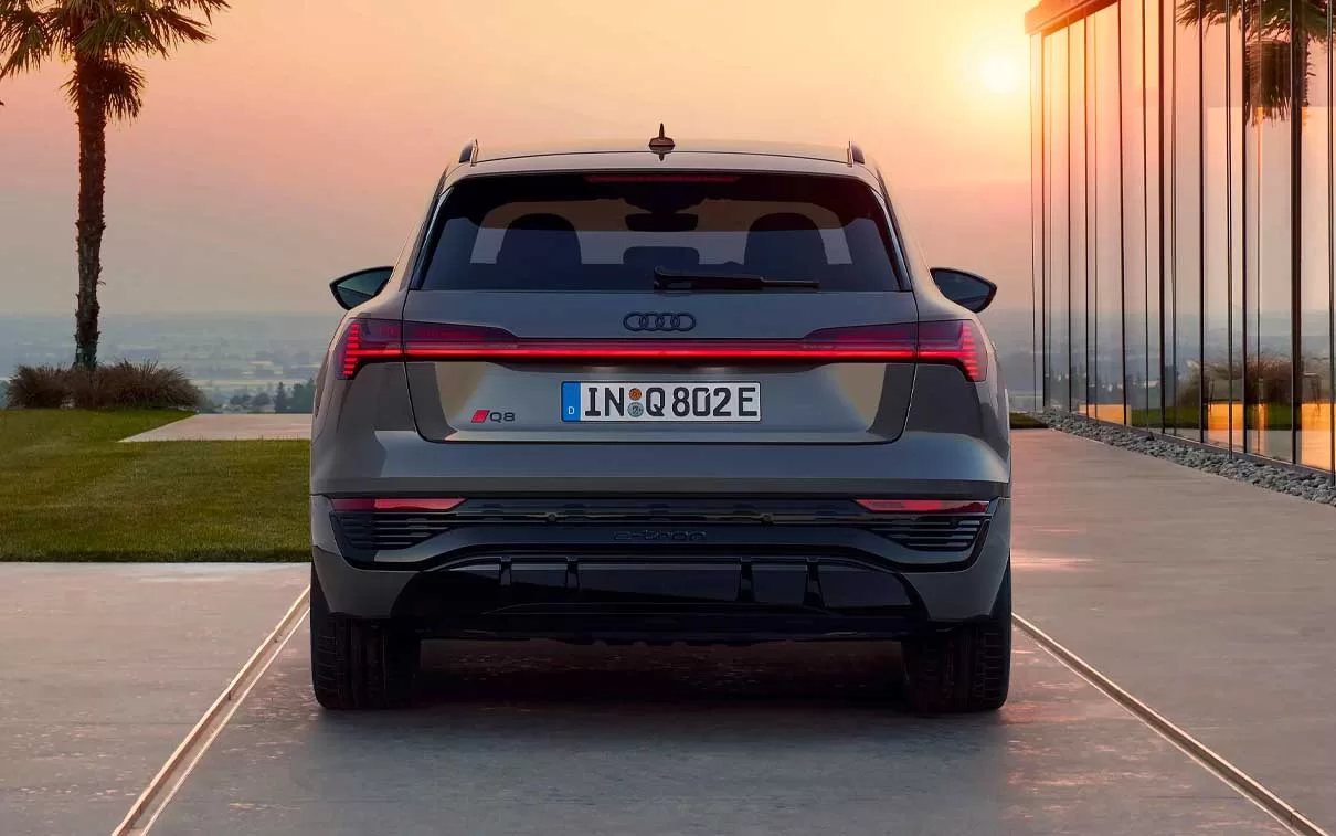 Alimentado exclusivamente por eletricidade, este Audi representa o futuro da mobilidade sustentável.