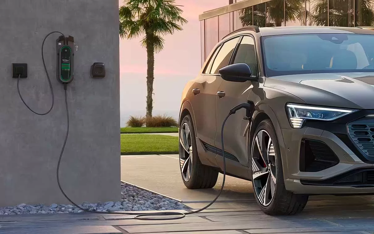 O Audi Q8 E-tron Performance Black 2024 impressiona com seu design elegante e contornos aerodinâmicos.