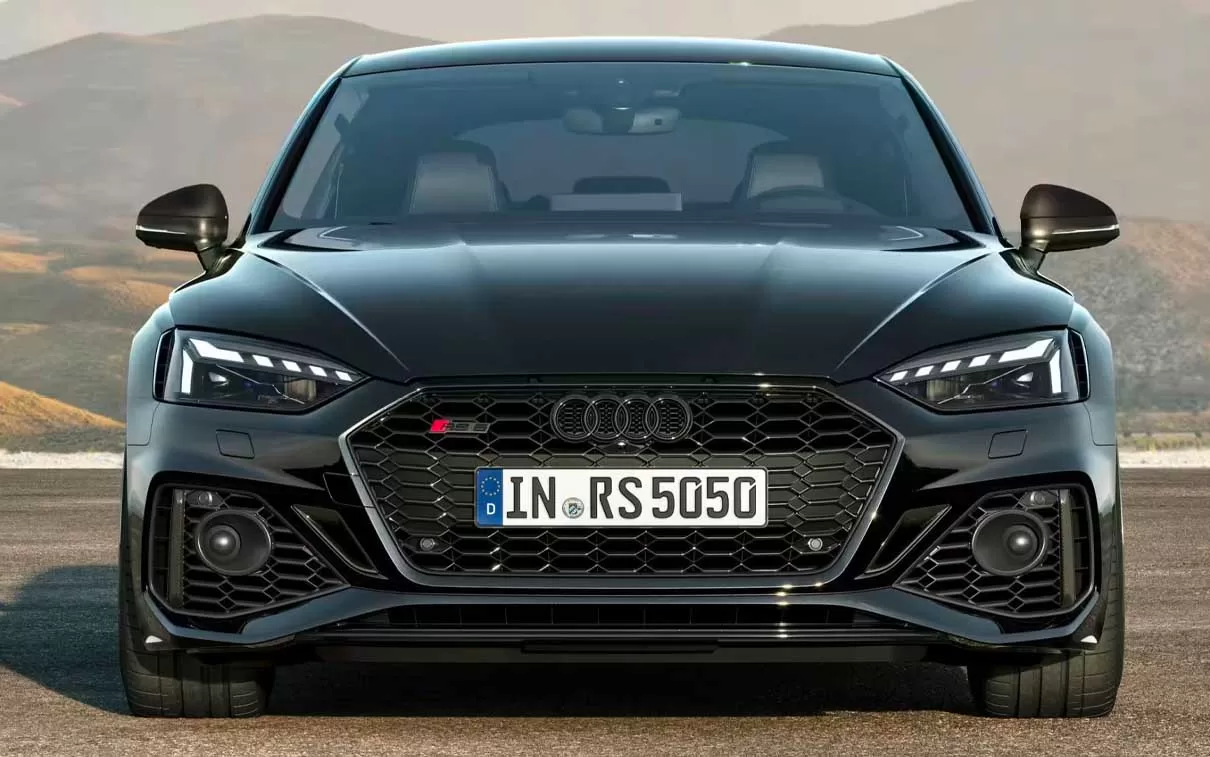 O Audi RS 5 Sportback 2023 é um exemplo perfeito de um sedã esportivo que une desempenho excepcional e luxo. Com um motor V6 de 2.9 litros com turbocompressor, ele entrega 450 cavalos e atinge 0-100 km/h em 3,8 segundos.