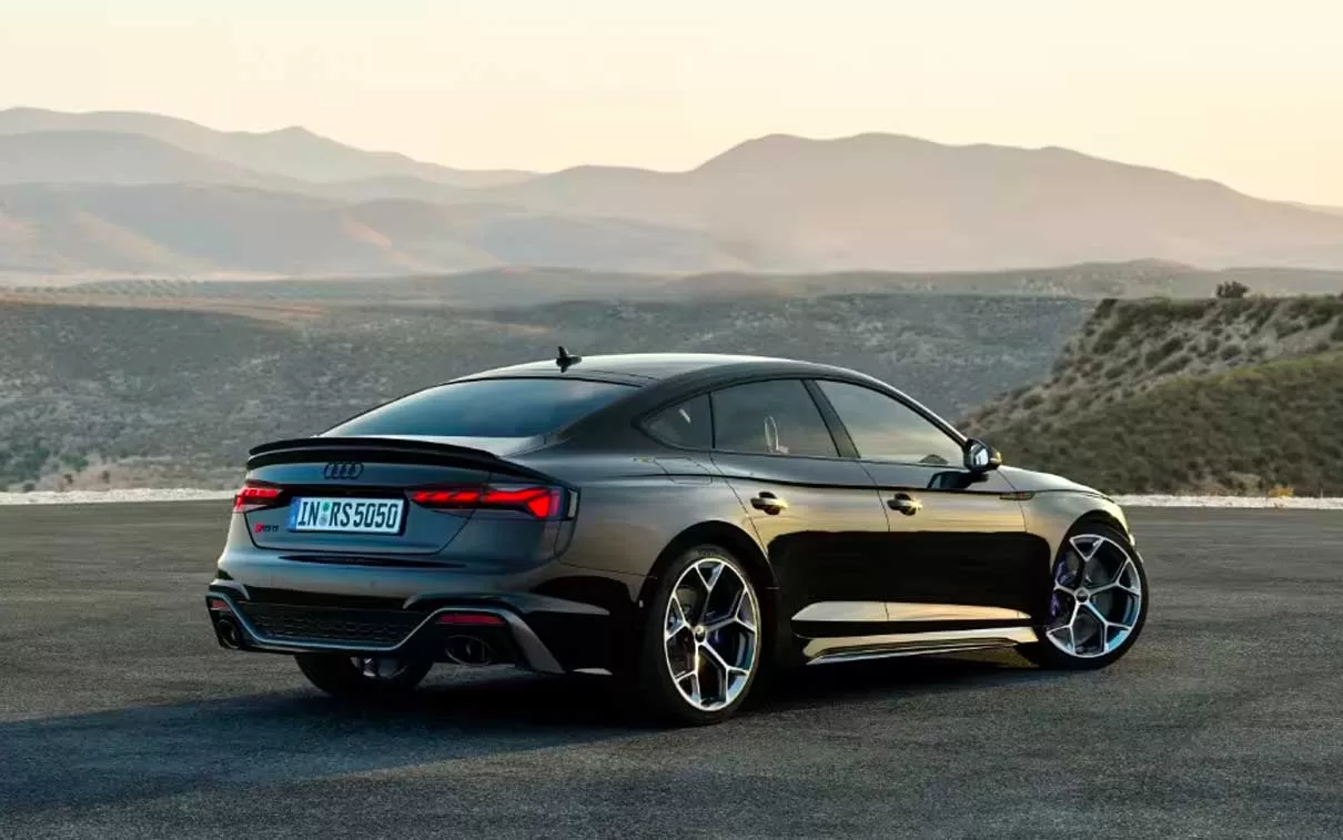 O design do Audi RS 5 Sportback é uma combinação de esportividade e elegância. Com rodas de 20 polegadas e um interior luxuoso, este sedã de porte médio oferece um equilíbrio perfeito entre estilo e conforto.