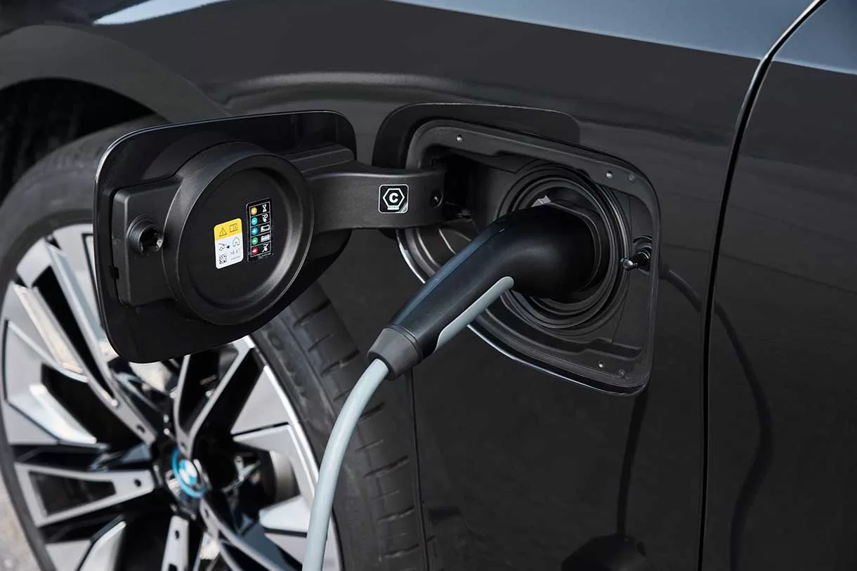 Os modelos BMW 530e e BMW 550e xDrive apresentam tecnologia híbrida plug-in, combinando motores elétricos e a gasolina para desempenho excepcional.