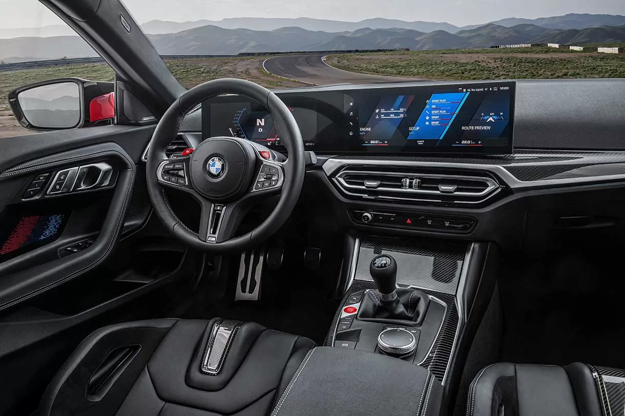 No interior do BMW M2, você encontrará um mundo de luxo e tecnologia. O BMW Live Cockpit Professional de duas telas e os acabamentos em fibra de carbono dão um toque de elegância esportiva à cabine.