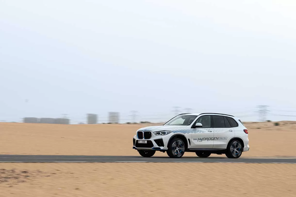 O BMW iX5 Hydrogen passou por rigorosos testes no deserto dos Emirados Árabes Unidos, demonstrando seu desempenho notável em condições extremas de calor, poeira e umidade.