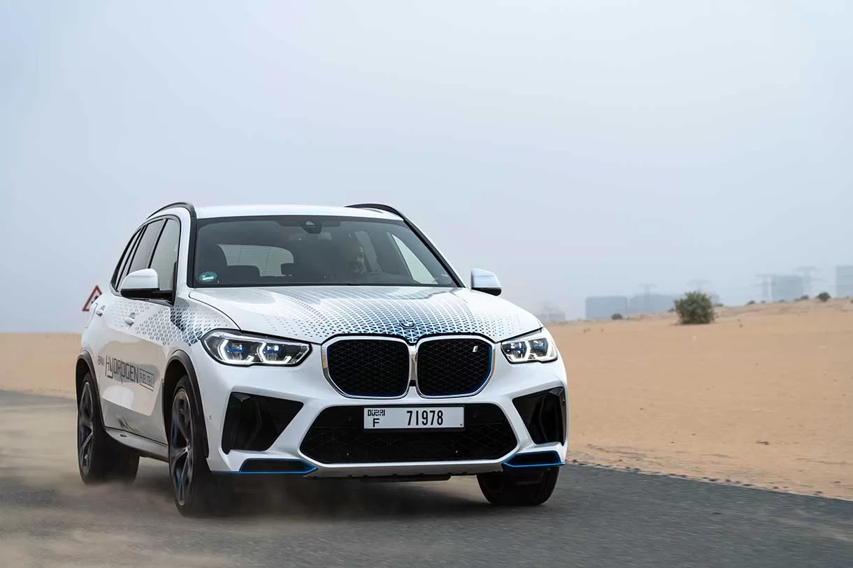 BMW iX5 Hydrogen Enfrenta Desafio Extremo nos Desertos dos Emirados Árabes Unidos