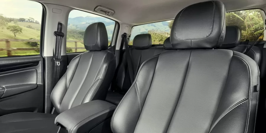 Com 5 lugares, bancos de couro e ar digital, tem Wi-Fi nativo, 6 airbags e controle de estabilidade, oferecendo conforto e segurança típicos de SUVs modernos.