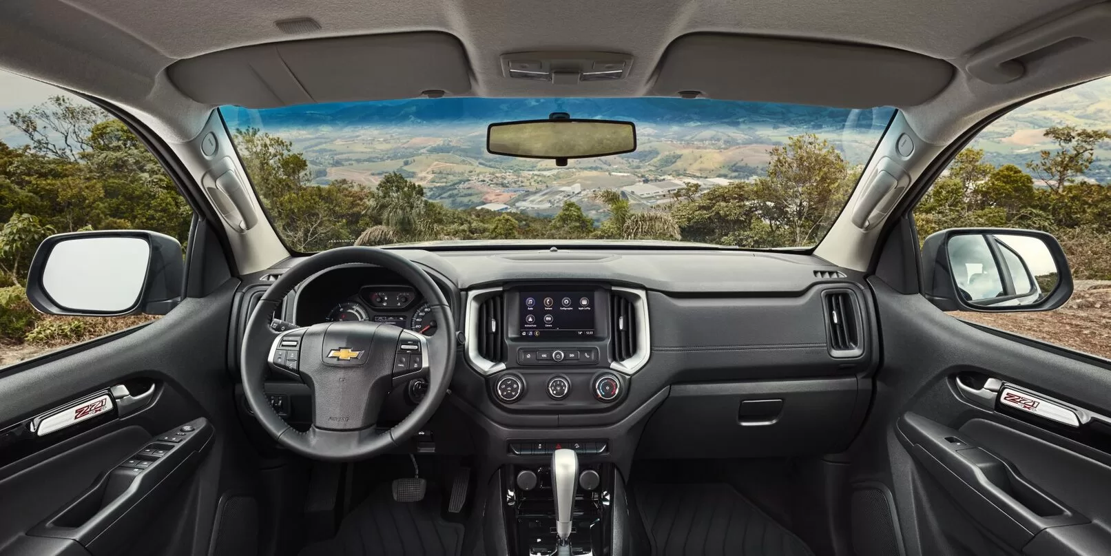 O interior da Chevrolet S10 Z71 2.8 Turbo 4x4 AT CD 2024 combina conforto, tecnologia, conveniência e segurança.