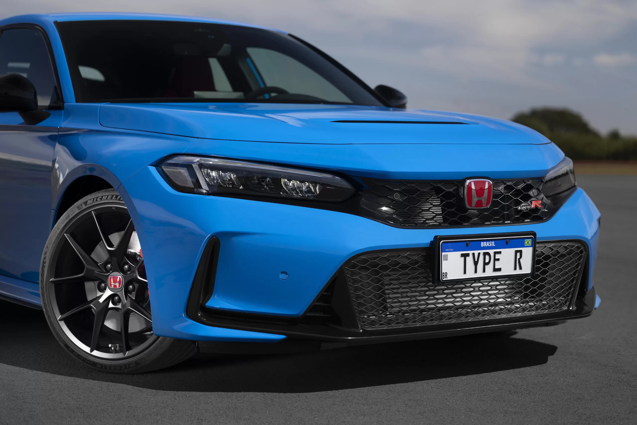 O Civic Type R 2023 é equipado com um motor 2.0 DI DOHC VTEC Turbo que foi aprimorado para aumentar a potência e o torque, melhorando assim o desempenho.