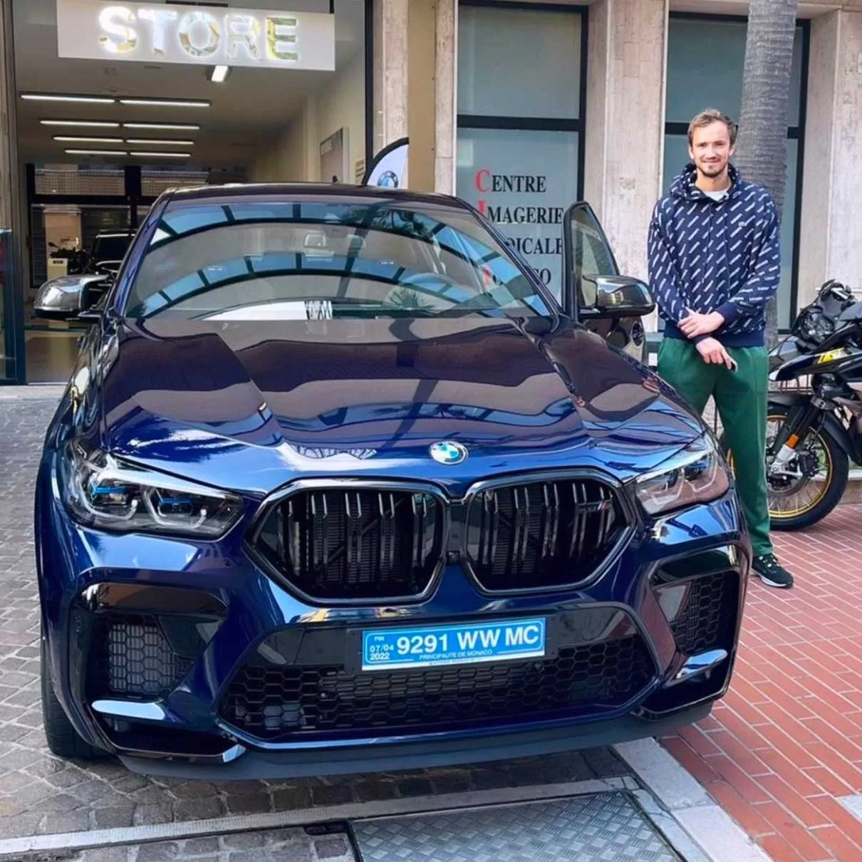 Daniil Medvedev é muito mais do que apenas um jogador de tênis talentoso. Ele é um homem com múltiplas paixões e interesses, e suas parcerias com marcas como BMW, Tecnifibre, Lacoste, Tinkoff Bank, HyperX e Guojiao 1573.