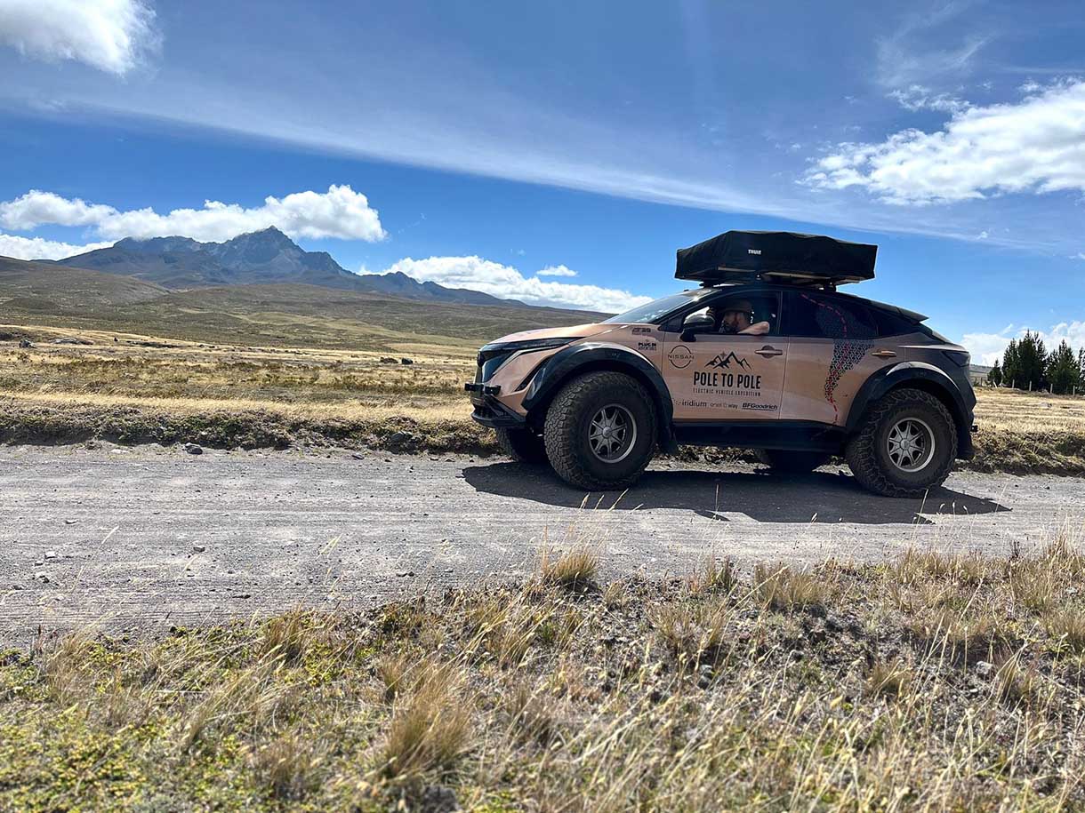 Eles já percorreram mais de 20.000 km, enfrentando desafios no Ártico e cruzando o Equador em Quito.