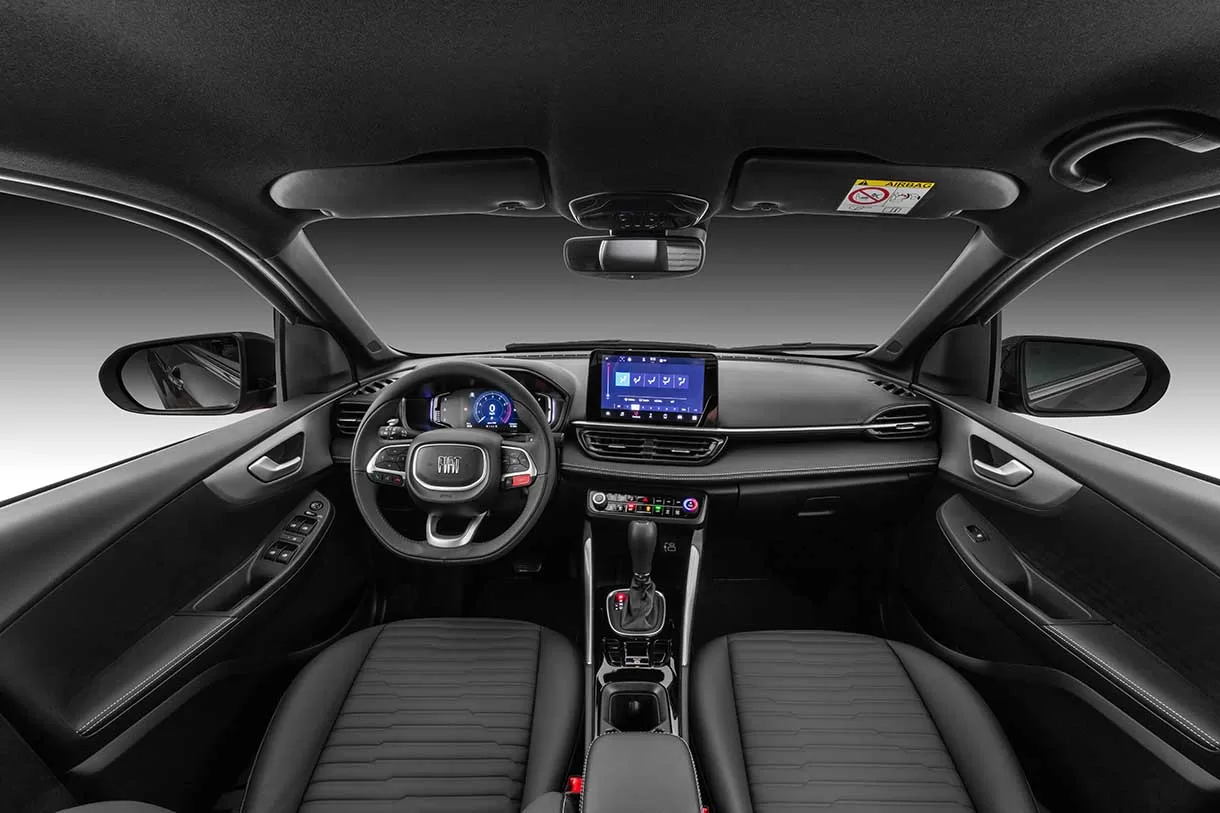 O interior do Fiat Fastback combina espaço generoso, console central elevado e bancos em couro para um ambiente luxuoso e confortável.