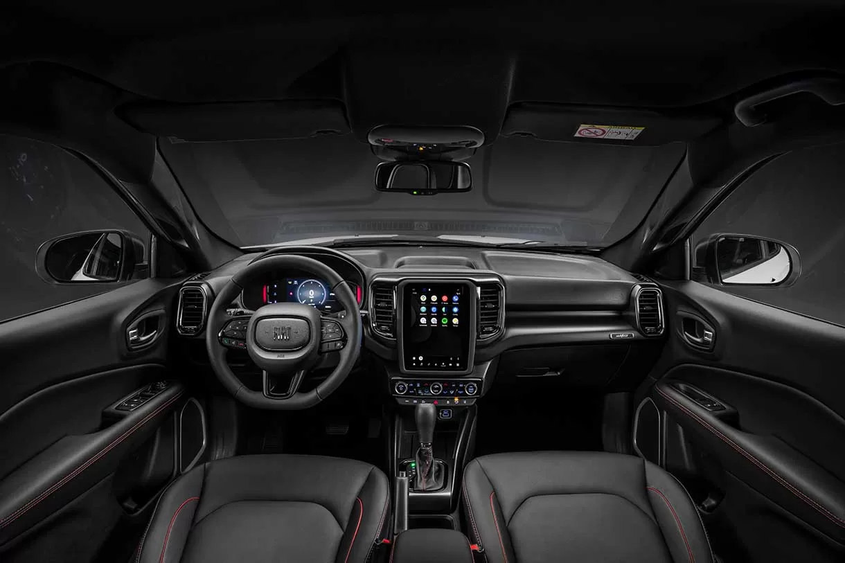 O interior da Fiat Toro Ultra é um convite ao conforto e à elegância.