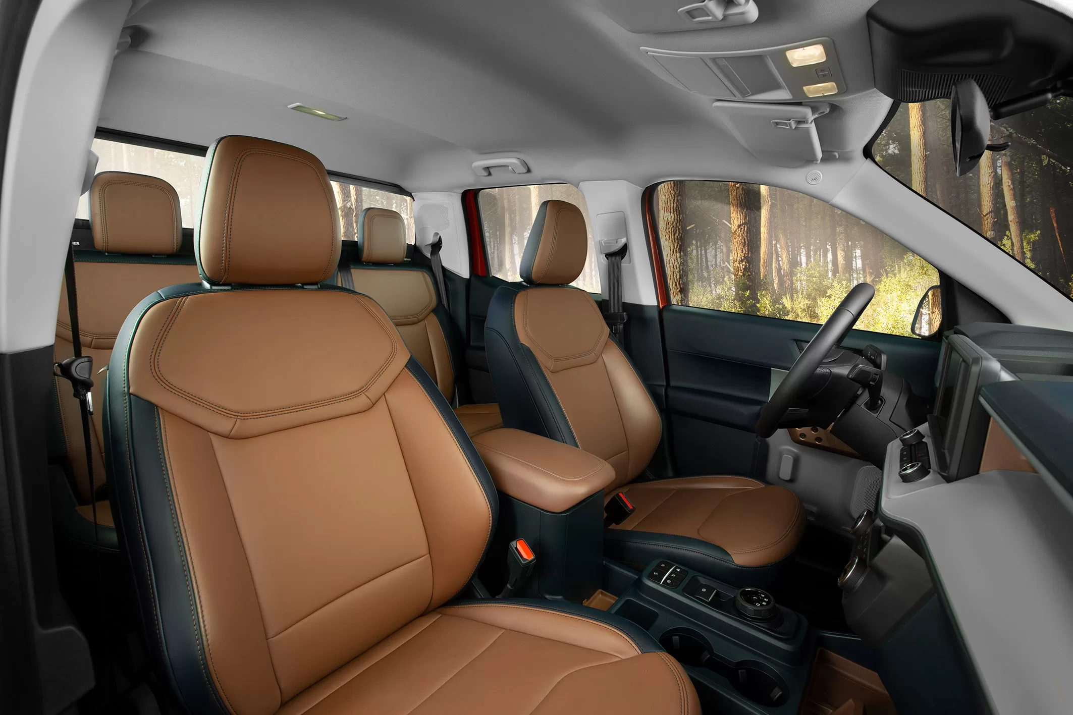 A Maverick Hybrid oferece um interior espaçoso e confortável, com bancos ergonômicos, regulagem elétrica e excelente isolamento acústico, proporcionando uma viagem tranquila e relaxante.