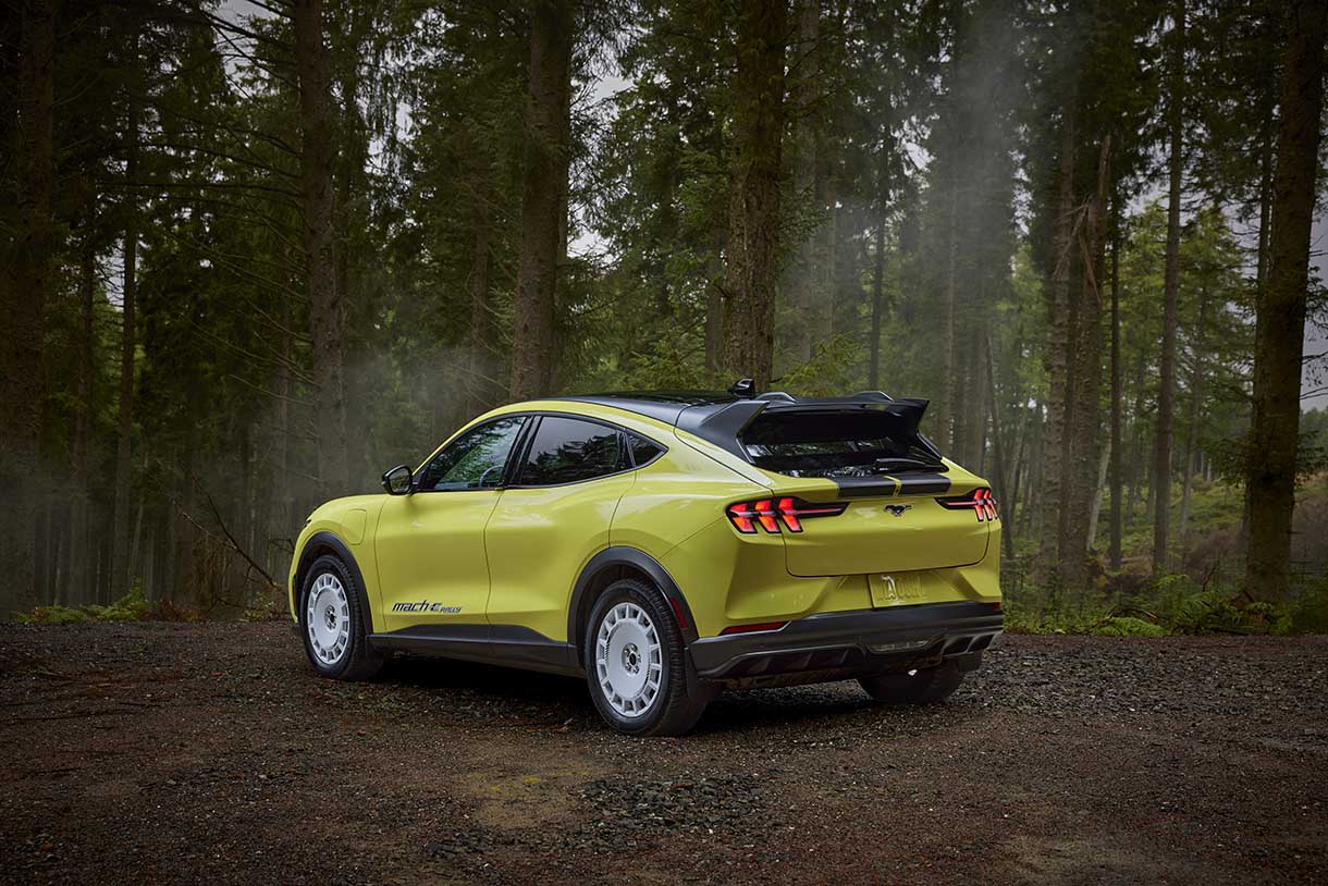 O Mustang Mach-E Rally 1 é alimentado por um powertrain ajustado, oferecendo impressionantes 880 Nm de torque e 358 kW de potência, com uma bateria de íon-lítio de 91 kWh. É um veículo elétrico que não compromete o desempenho.