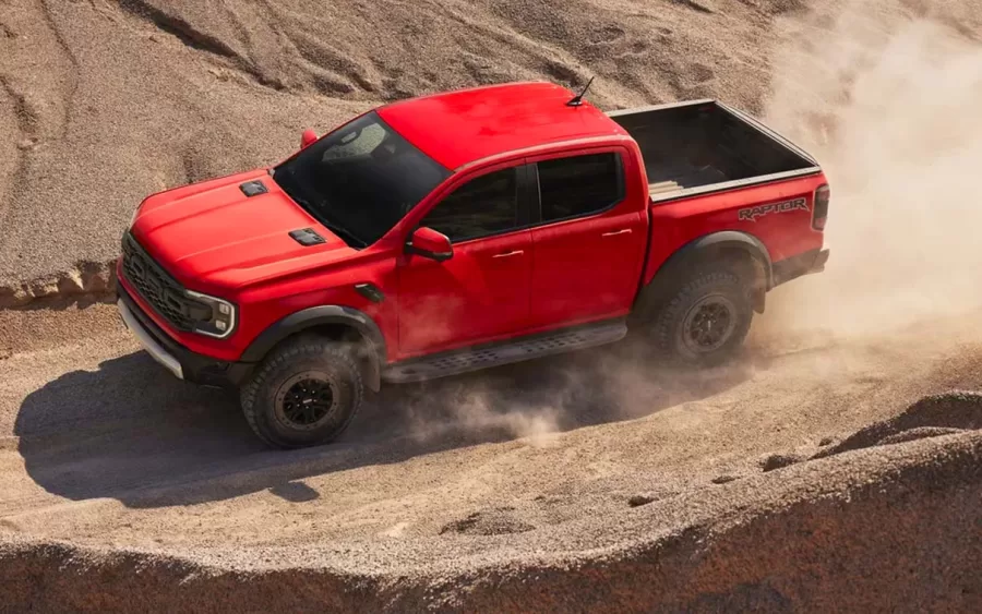 Fora do asfalto, a lógica vira do avesso. Terra, areia e ondulações longas deixam de ser obstáculo. A suspensão Fox engole impactos e cria uma perigosa sensação de invencibilidade.