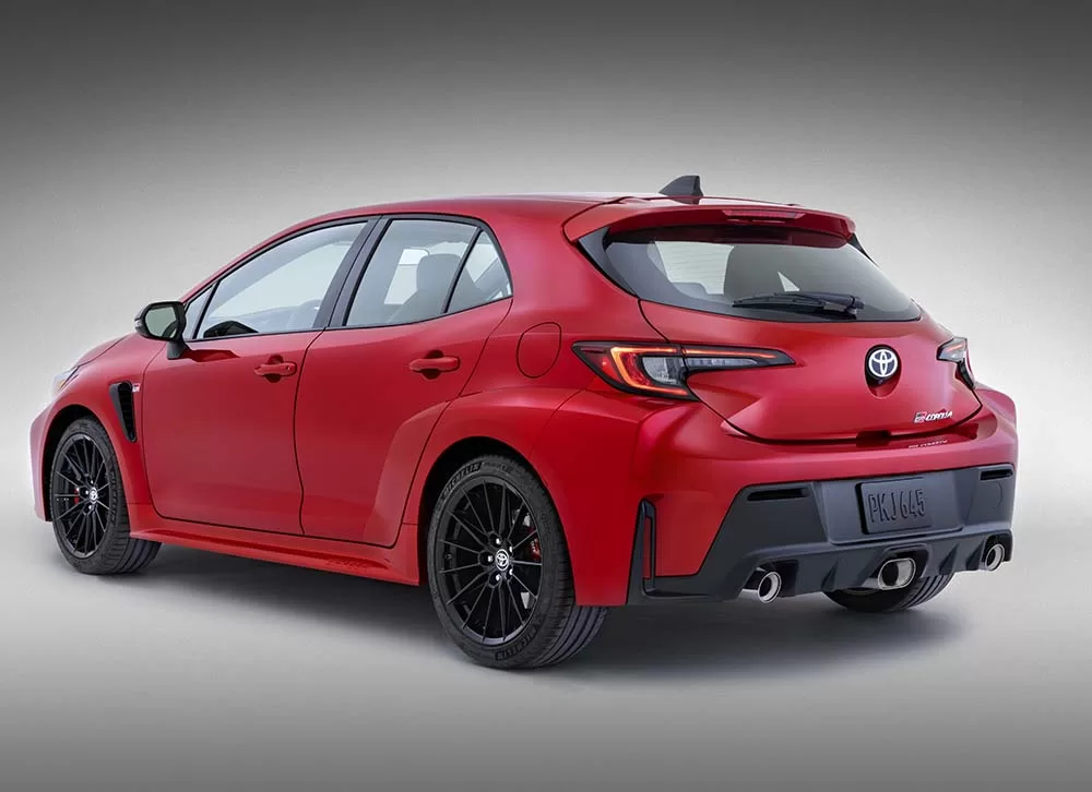 O design do Toyota GR Corolla 2024 é uma sinfonia de linhas aerodinâmicas e estilo esportivo que cativam os olhos e dão uma dica do desempenho que se esconde sob o capô.