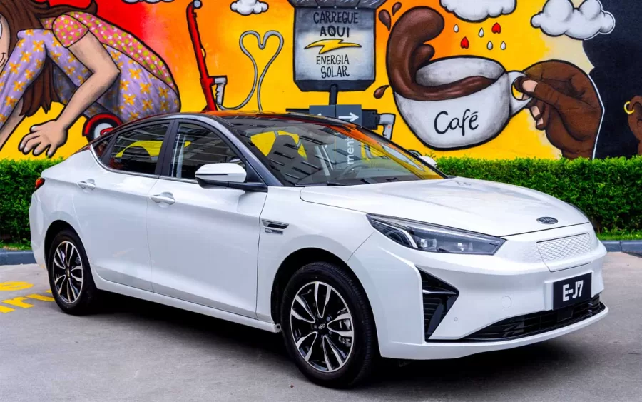 JAC E-J7: alternativa elétrica aos sedans tradicionais