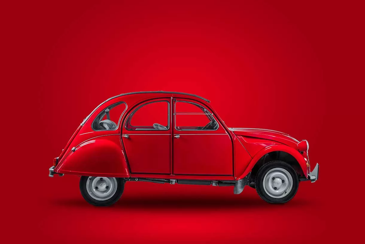 Mas o 2 CV não era só estilo, era substância. Ele tinha bancos que podiam ser tirados, uma capacidade de carga que surpreendia e economia de combustível que faria um híbrido moderno corar de inveja.