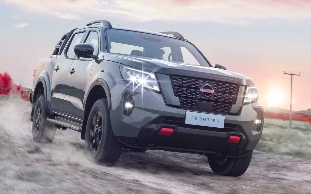 A dianteira da Nissan Frontier 2024 é um destaque por si só. O design do para-choque dianteiro, os faróis e a grade frontal colaboram para criar uma aparência imponente que não passa despercebida.