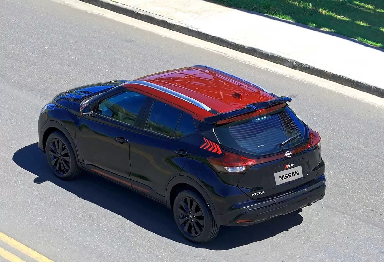 O Nissan Kicks XPlay 2024 é a mais recente adição ao mercado brasileiro, trazendo um design exclusivo com a combinação de cores preto premium e teto vermelho malbec.