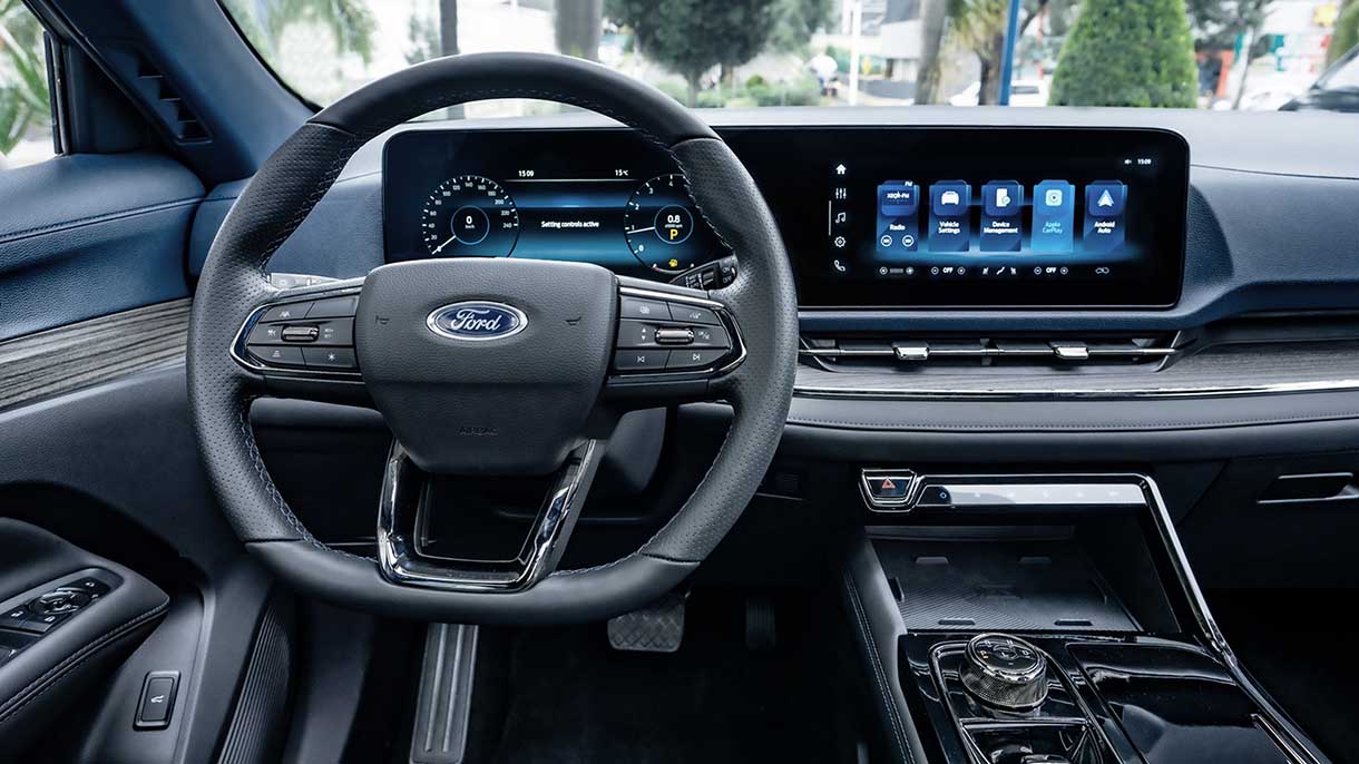 A central multimídia do Novo Ford Territory possui uma tela de 12,3 polegadas, a maior da categoria, proporcionando conectividade avançada com Android Auto e Apple CarPlay, além de comandos para a climatização e a câmera 360 graus.