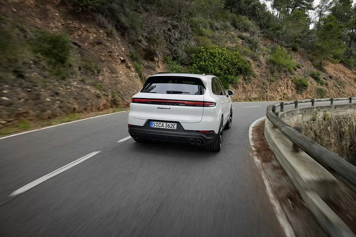 A Porsche revela o novo Cayenne S E-Hybrid, a terceira adição eletrificada à sua linha de modelos Cayenne.