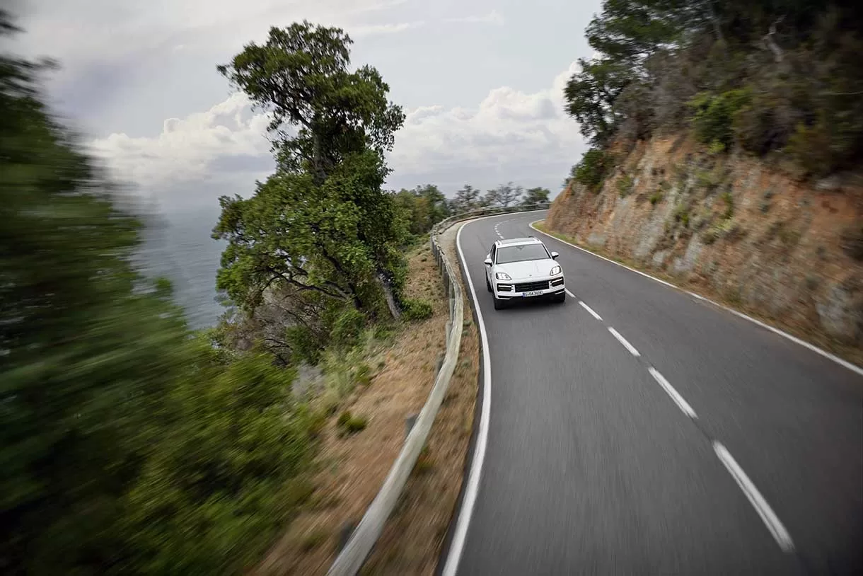 Com uma autonomia elétrica de até 90 km, o Cayenne S E-Hybrid oferece uma condução livre de emissões na maioria das viagens diárias.