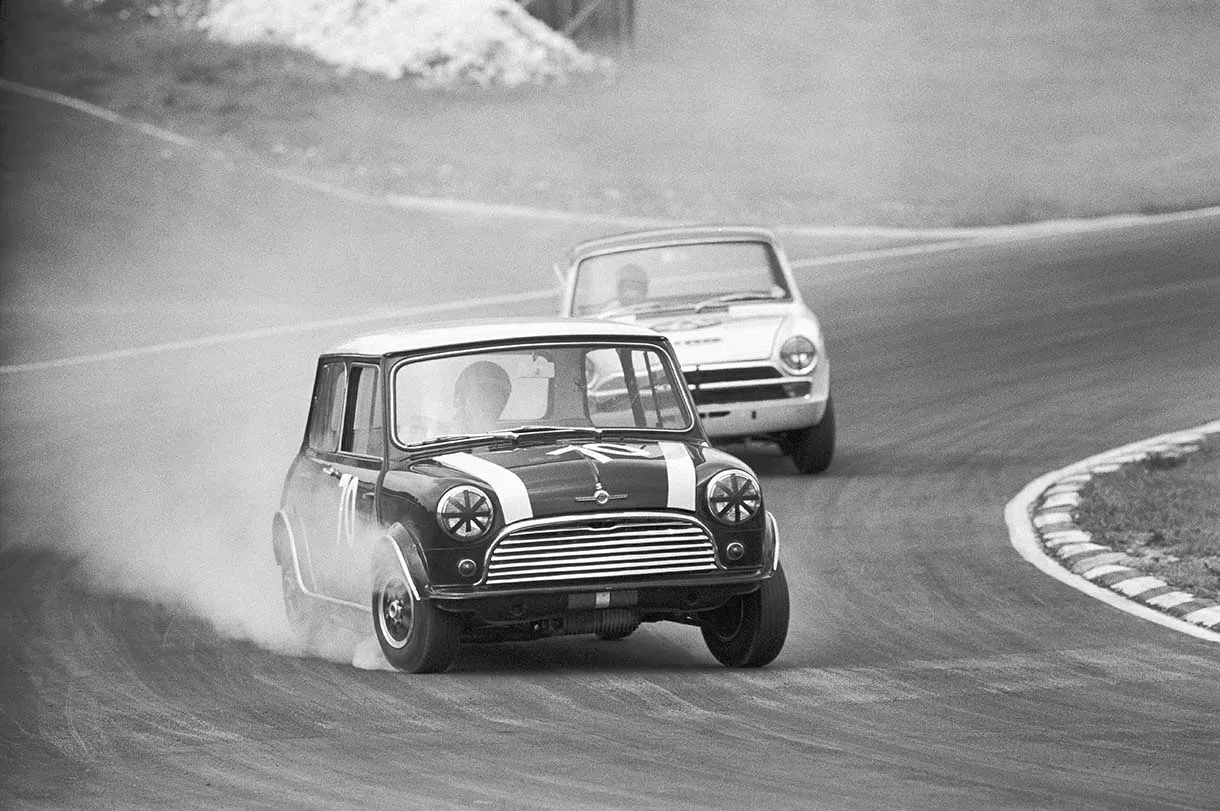 John Rhodes em um Morris Mini Cooper S em Brands Hatch em 1966