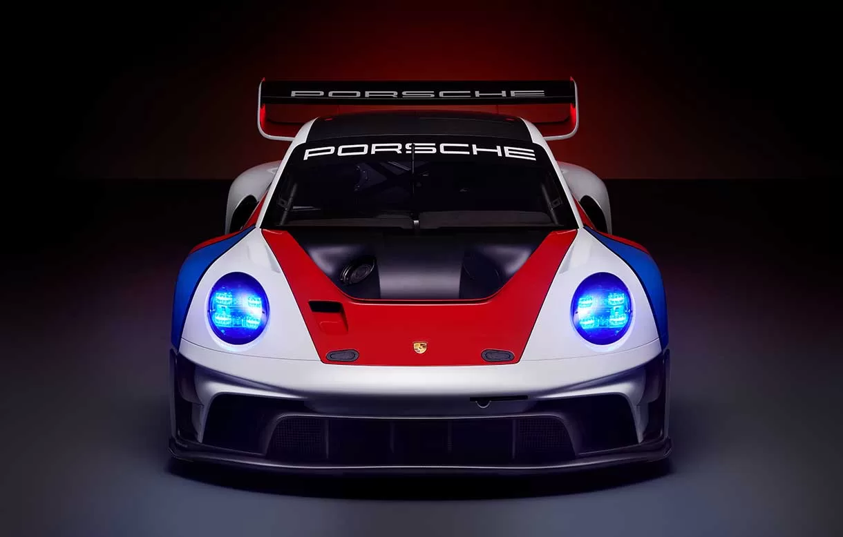 O Porsche 911 GT3 R rennsport é um tributo ao passado glorioso da Porsche no automobilismo, enquanto olha firmemente para o futuro.