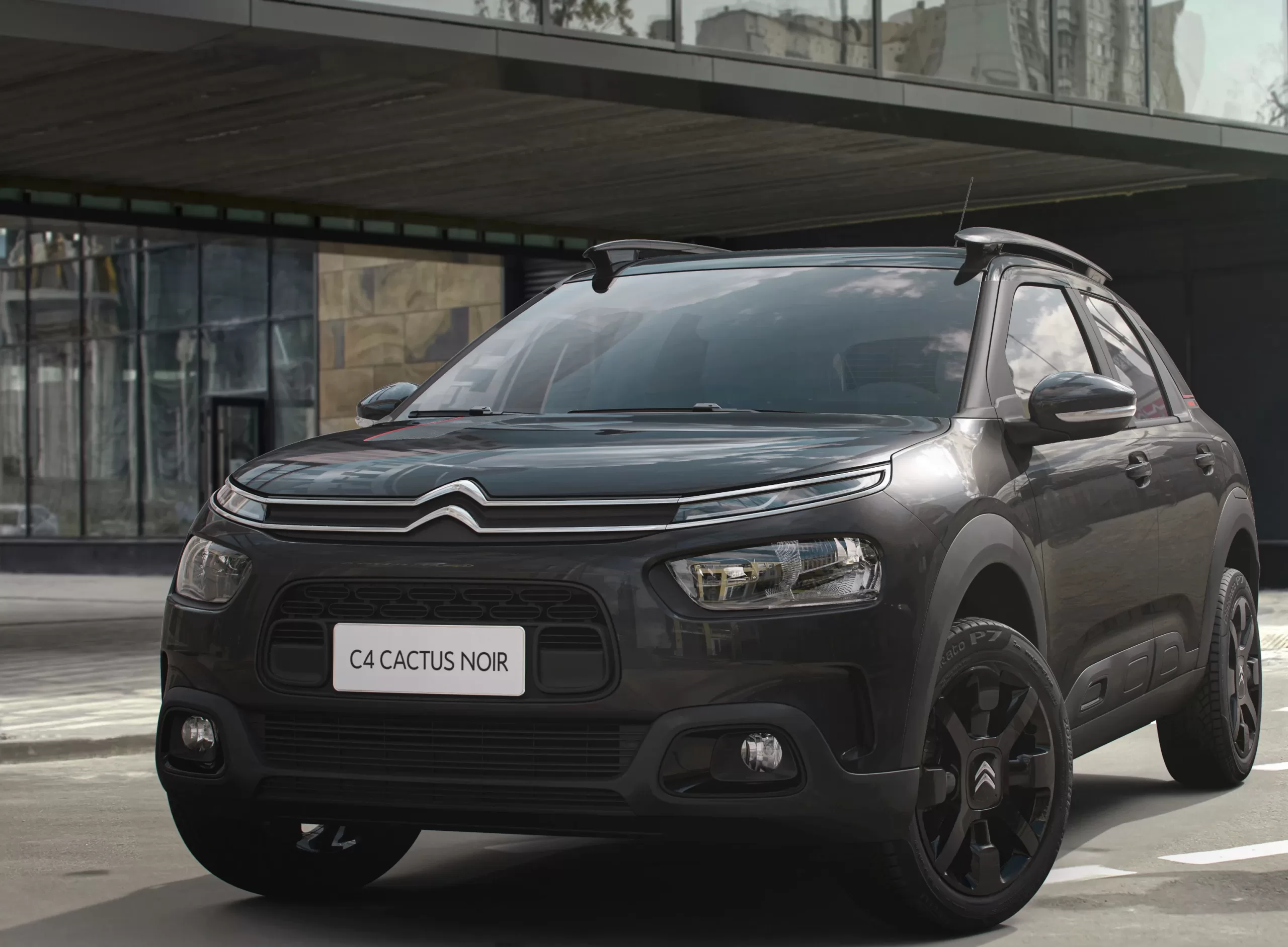 Estilo Exclusivo: A Edição Limitada Noir adiciona um toque de elegância ao C4 Cactus, com adesivos exclusivos, detalhes em preto brilhante e rodas pintadas em preto.