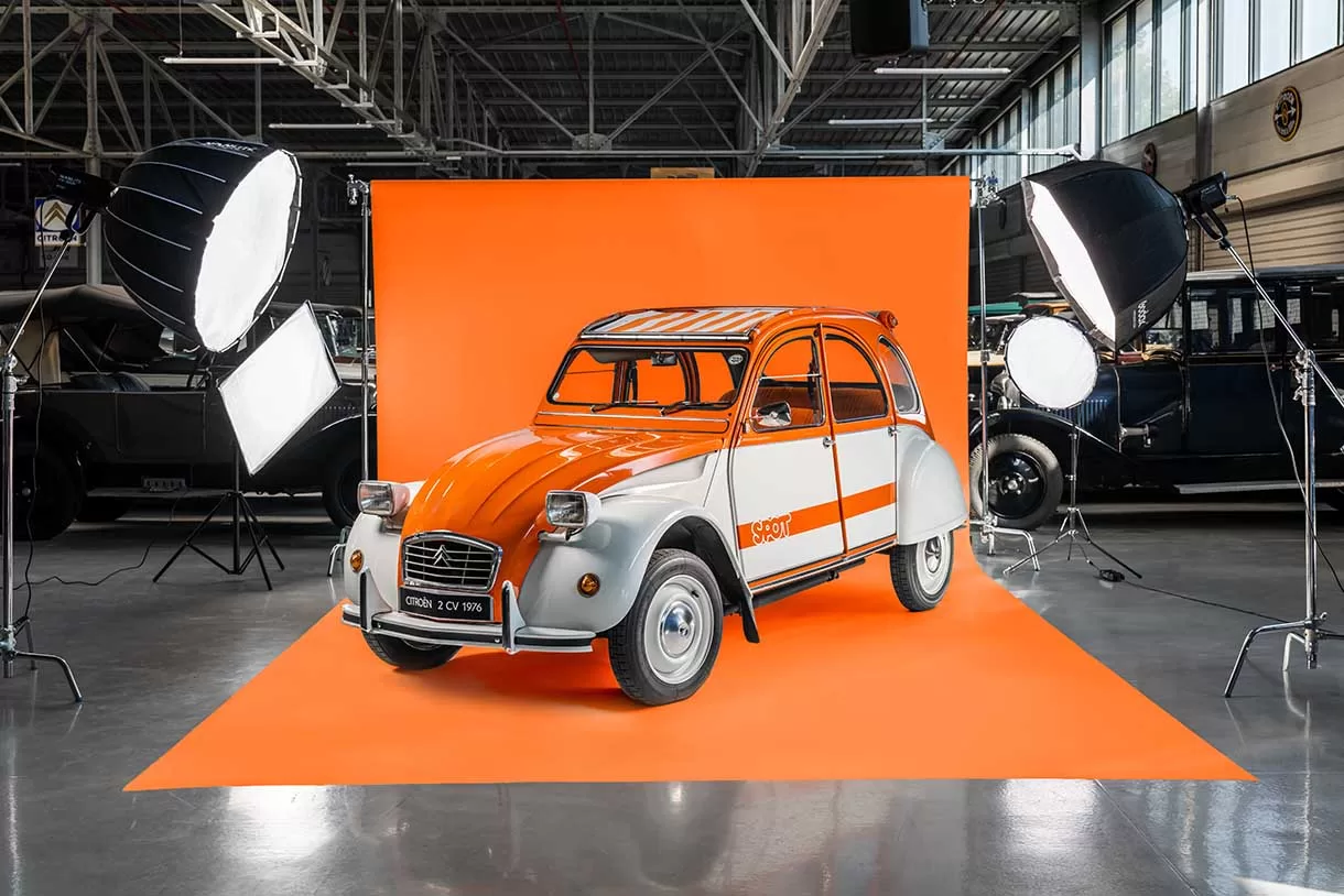 O 2 CV é o carro que nunca teve um nome, mas teve uma dúzia de apelidos. "Deuche," "Deudeuche," e "Patinho Feio" são apenas alguns dos nomes carinhosos que ele ganhou em todo o mundo.