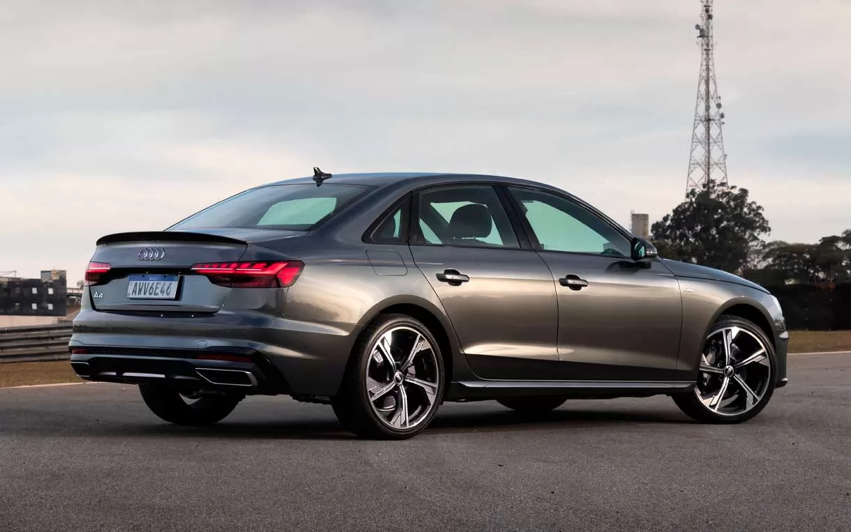 Graças à sua eficiência, o Audi A4 oferece uma incrível autonomia. Nas cidades, você pode percorrer cerca de 567 km antes de reabastecer, enquanto nas rodovias, esse número se estende para 675 km. Isso proporciona flexibilidade em viagens longas.