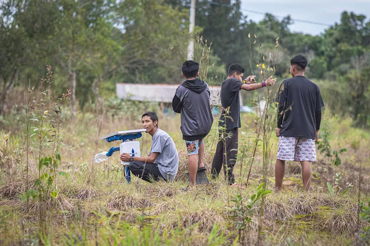 O projeto não apenas fornece eletricidade, mas também envolve as comunidades, capacitando os moradores para cuidarem das soluções de energia solar e promovendo um senso de responsabilidade ambiental.