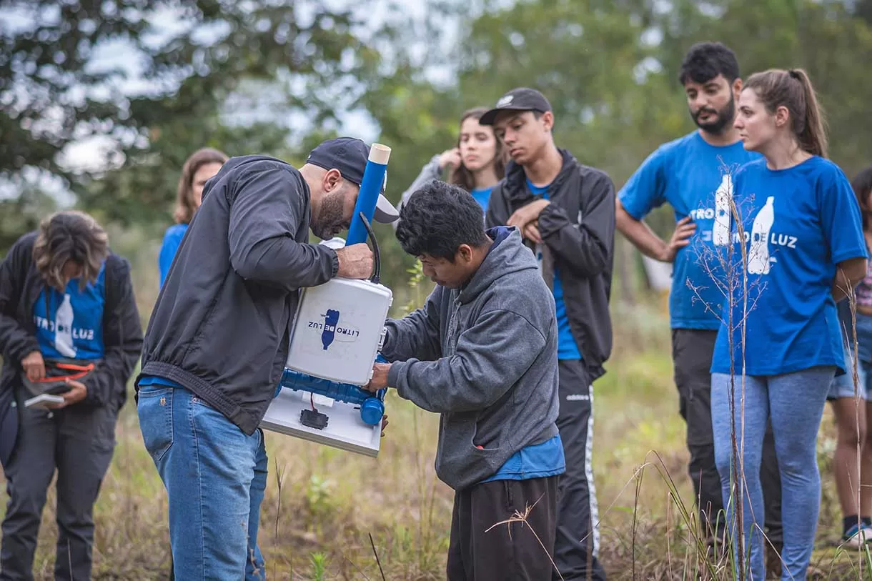 Lampiões e postes solares movidos a energia solar estão proporcionando iluminação e segurança para famílias em 12 comunidades distintas em Cananeia e Ilha do Cardoso, graças à iniciativa conjunta da Audi e da ONG Litro de Luz.