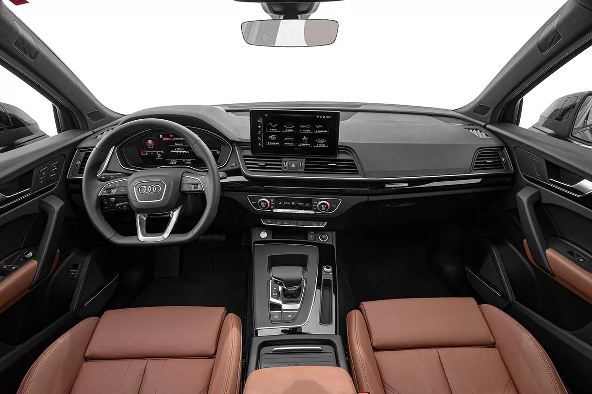 O interior do Audi Q5 é um santuário de luxo e conforto. Os materiais de alta qualidade e o acabamento impecável criam um ambiente acolhedor para motoristas e passageiros.