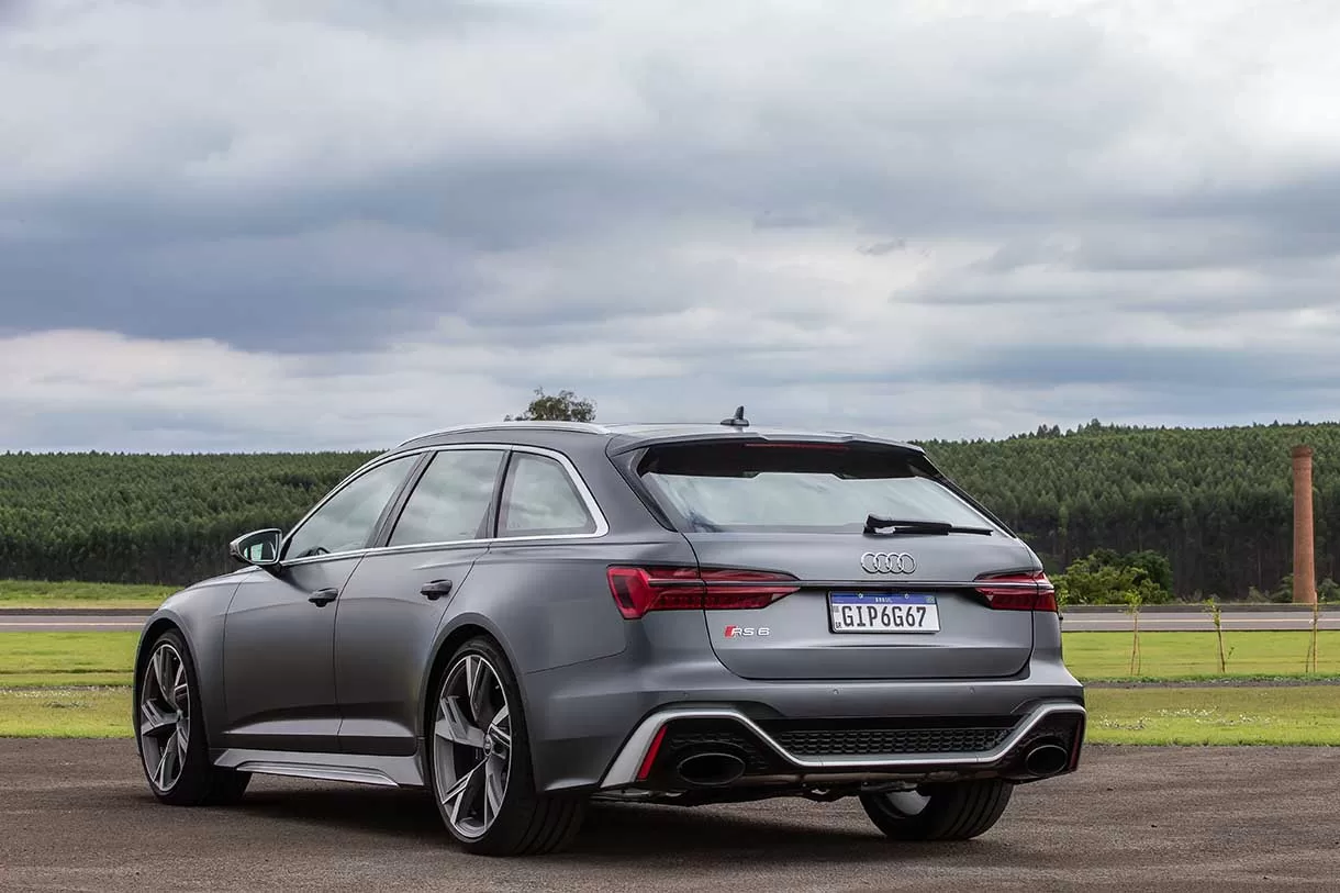 O Audi RS 6 Avant 2023 combina elegância e agressividade com um design aerodinâmico e detalhes em fibra de carbono.