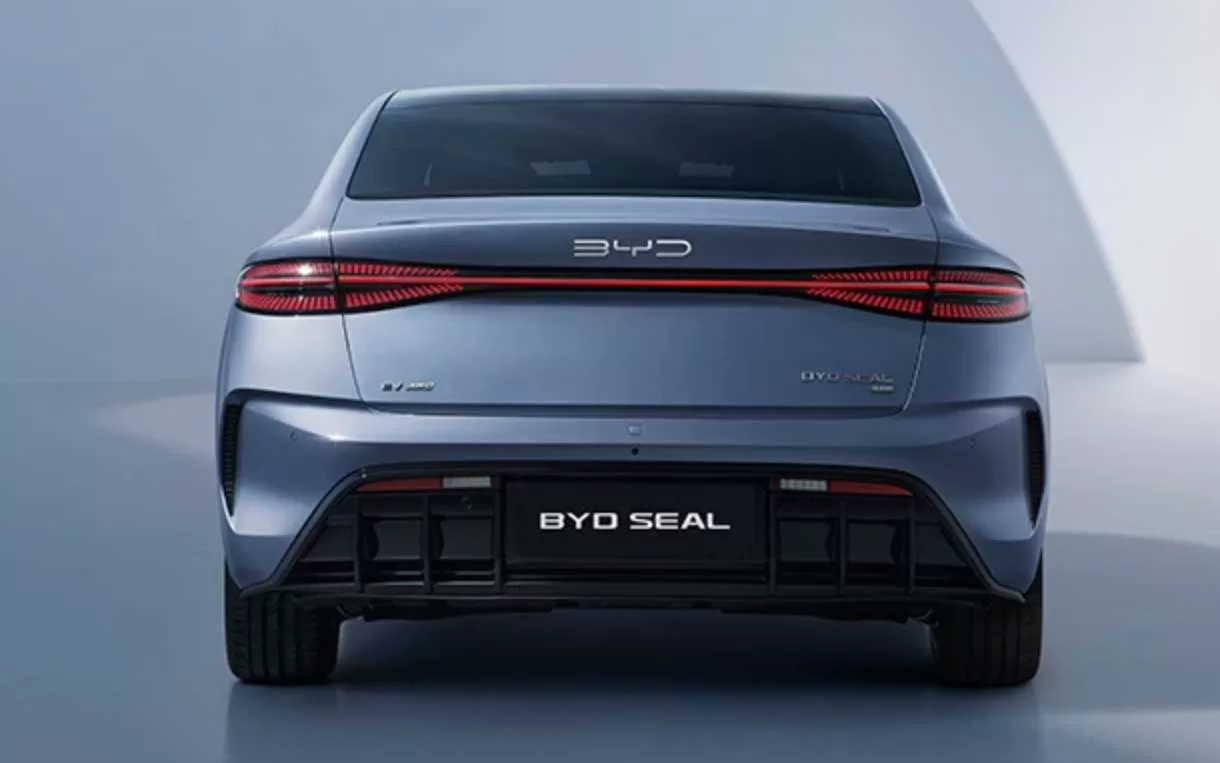 O design do BYD Seal EV 2024 é uma combinação de elegância e modernidade, tornando-o um sedã elétrico atraente para qualquer motorista. Suas dimensões equilibradas e rodas de liga leve completam sua estética.