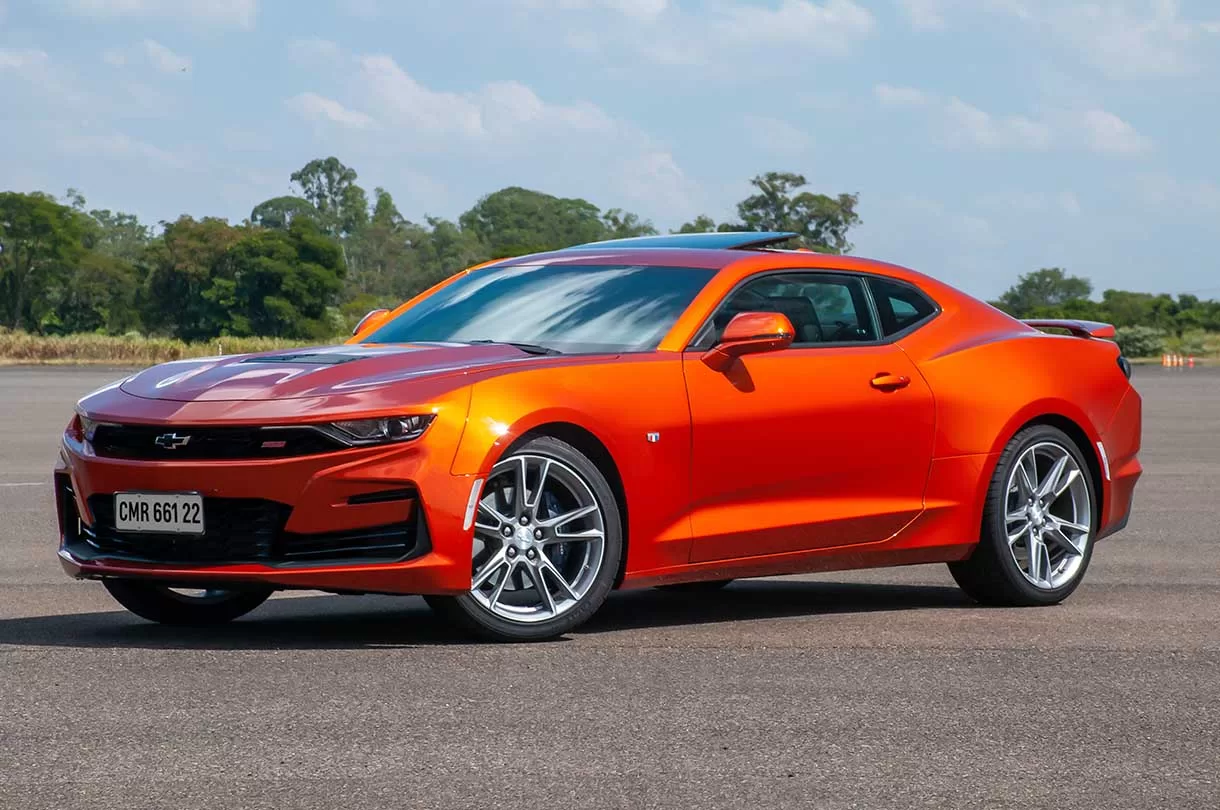 Camaro SS: Oferece um desempenho respeitável, mas perde para o Mustang no quesito potência.