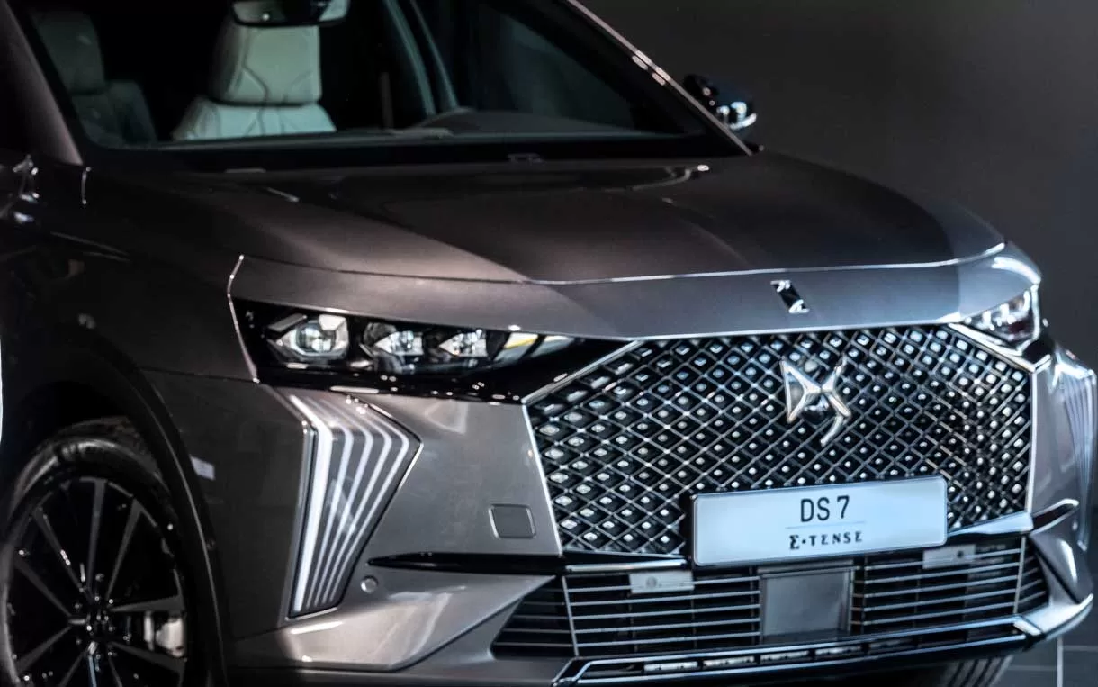 A DS Automobiles é conhecida por produzir veículos que representam o ápice da elegância, e o DS 7 ESPRIT DE VOYAGE E-Tense 300 cv é um exemplo impressionante desse compromisso com o luxo e a sofisticação.