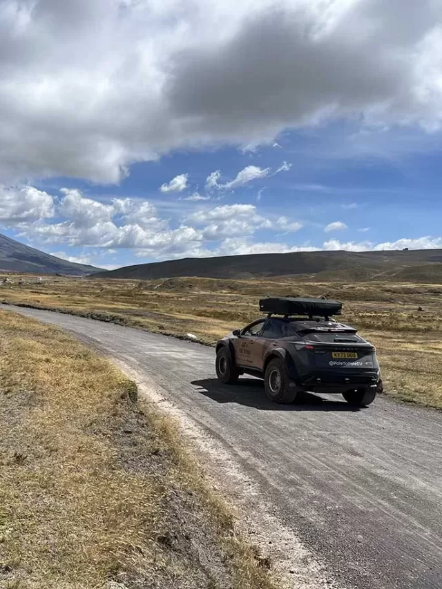 Casal Aventureiro Cruza o Equador em Carro Elétrico