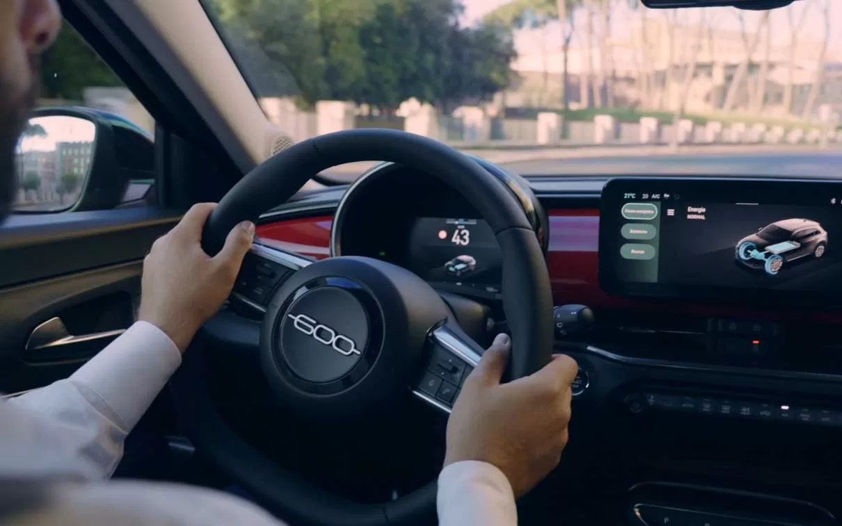 O interior do Novo Fiat 600e apresenta um design elegante e contemporâneo, com materiais de alta qualidade e atenção aos detalhes.