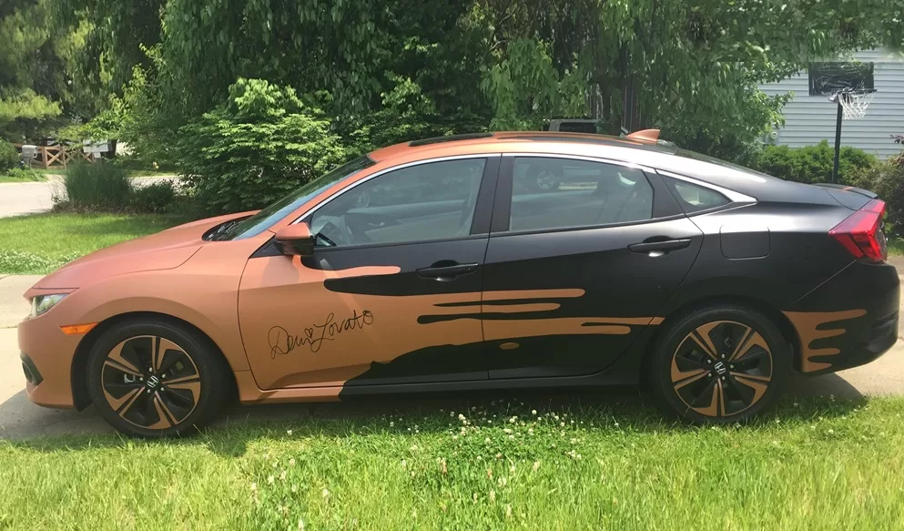 Demi Lovato, famosa cantora pop, personalizou um Honda Civic para um sorteio durante um show nos EUA.