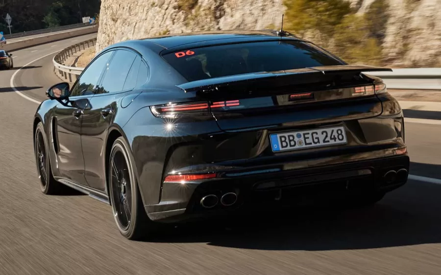 Novo Porsche Panamera está passando por testes finais em Barcelona