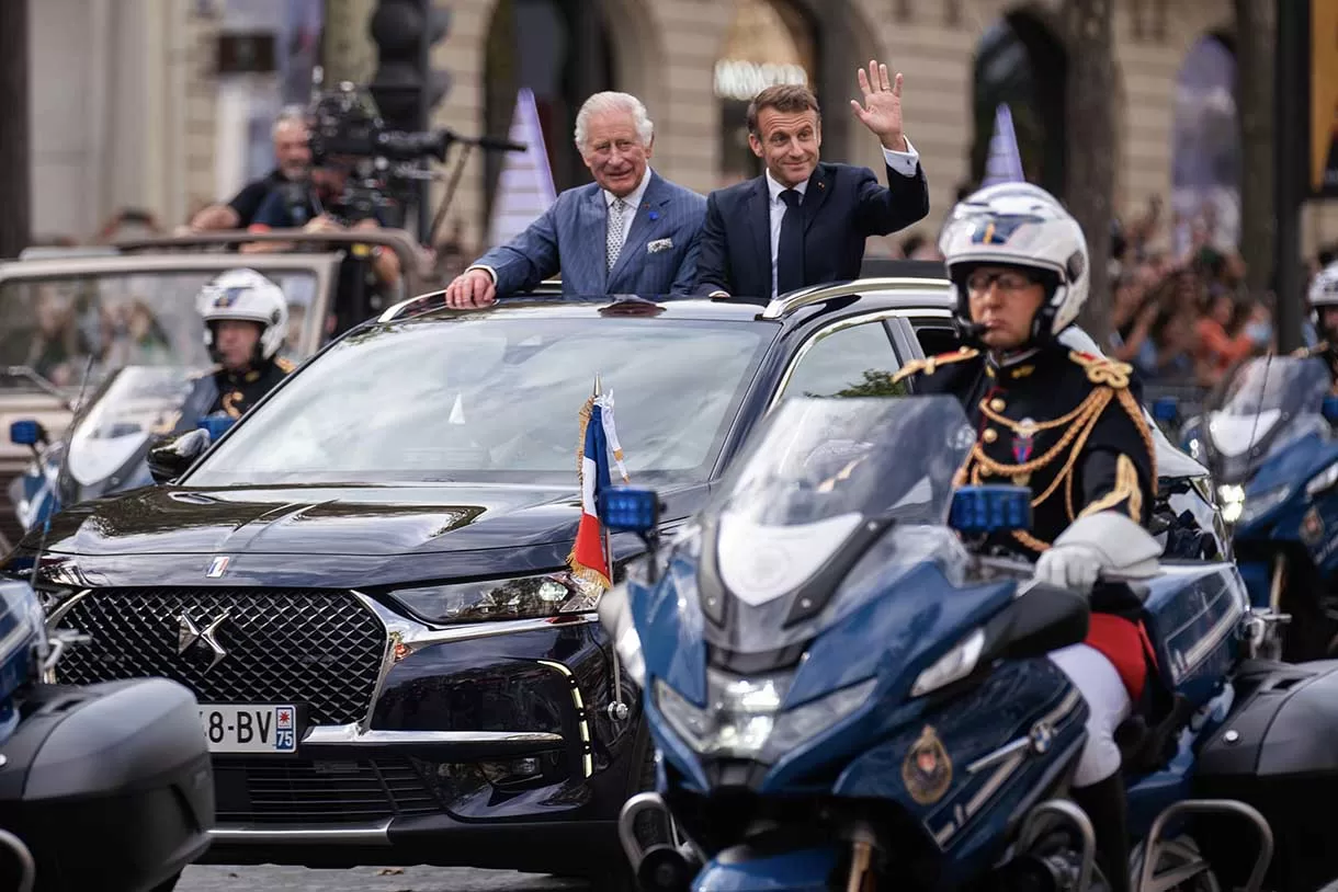 O Rei Carlos III e a Rainha Camilla do Reino Unido realizaram uma visita de Estado à França, fortalecendo laços históricos.