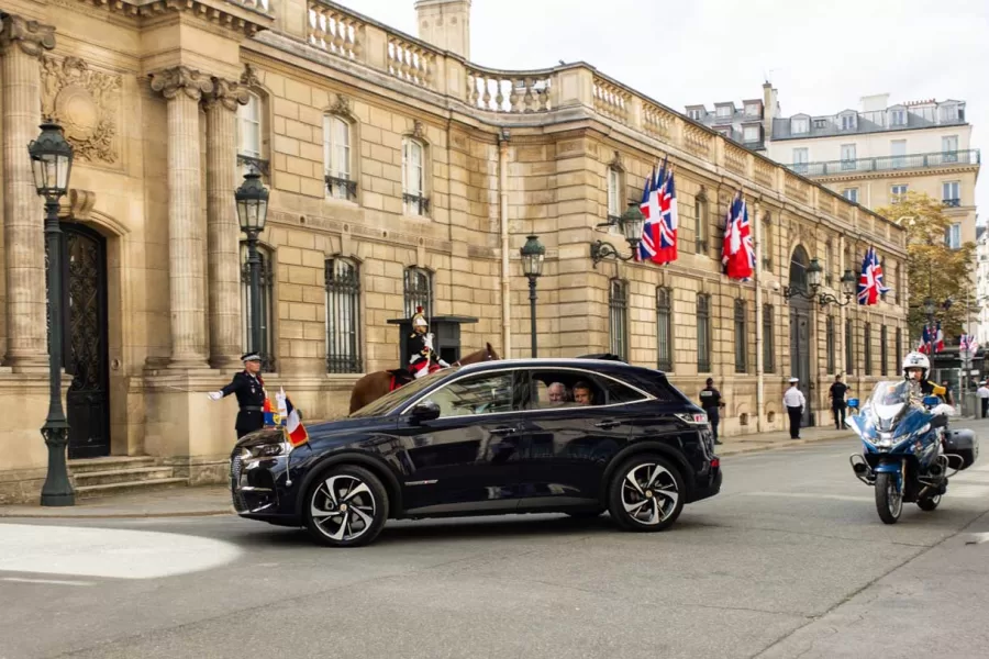 Rei Carlos III visita França e anda de Citroen DS