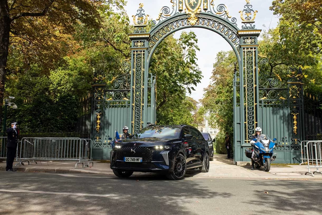 Durante a visita, a frota de veículos DS 7, incluindo o DS 7 Crossback Presidentiel, brilhou no desfile em Paris.