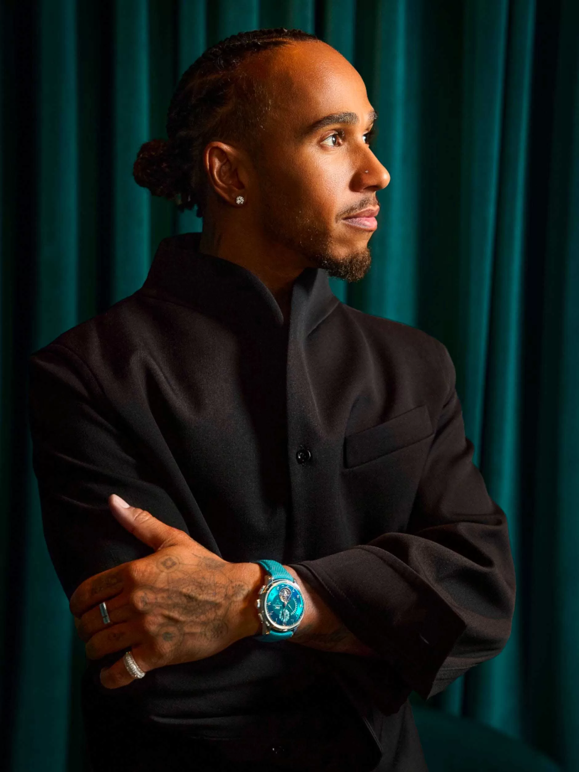 O Portugieser Tourbillon Rétrograde Chronograph Lewis Hamilton, feito em platina com detalhes em diamante, é um relógio de luxo com preço de 150 mil francos suíços, aproximadamente R$ 815 mil.