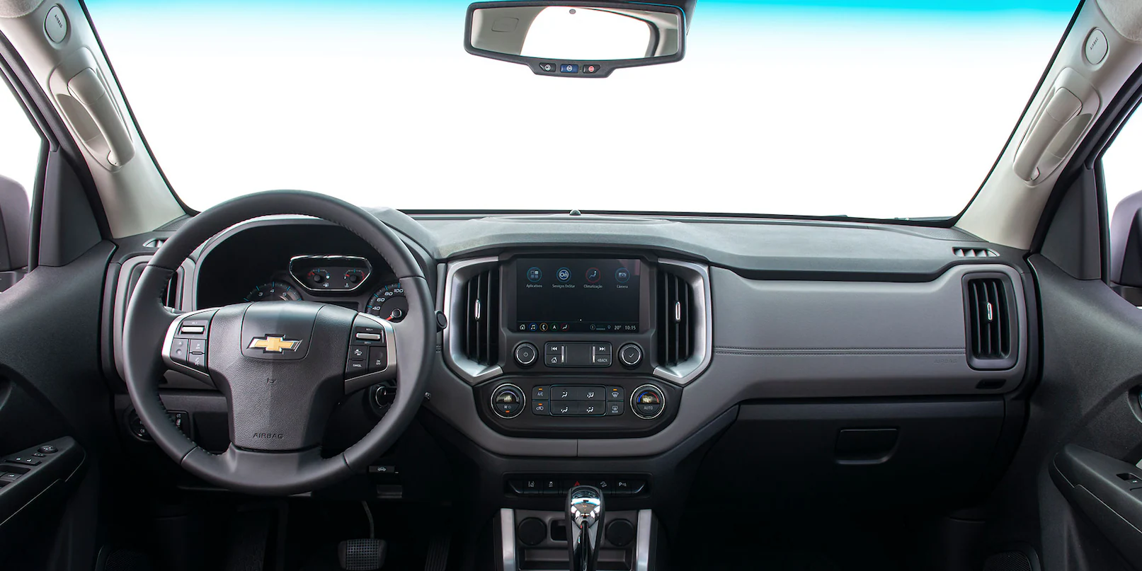 O interior da S10 LTZ 2.8 Turbo oferece um ambiente de condução confortável, com bancos revestidos em couro e um sistema de infotainment repleto de recursos tecnológicos.